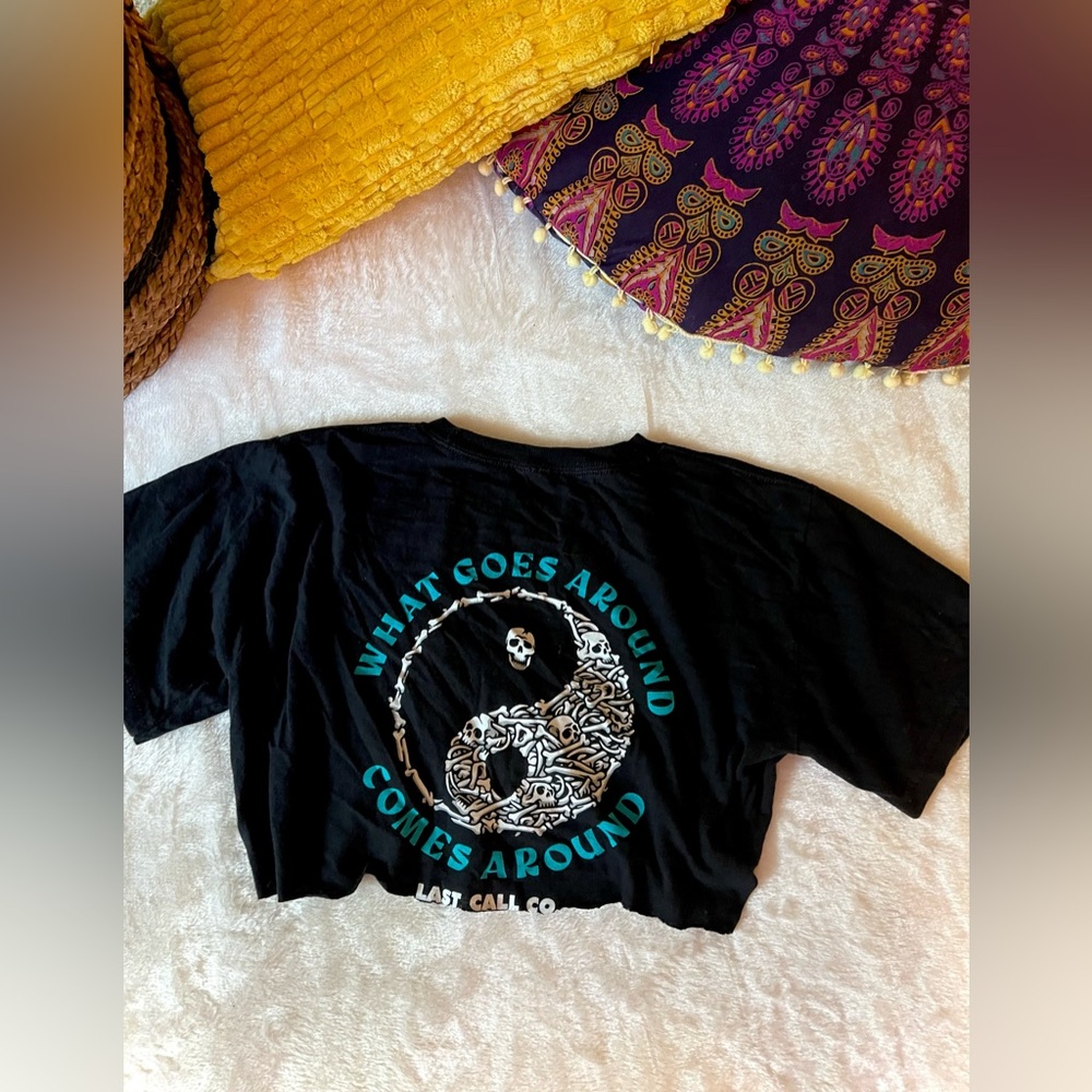 Extra Cropped Last Call Co Black Tshirt Skull Yin Yang ☯️